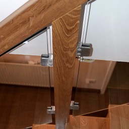 Oak stairs with glass balustrade 